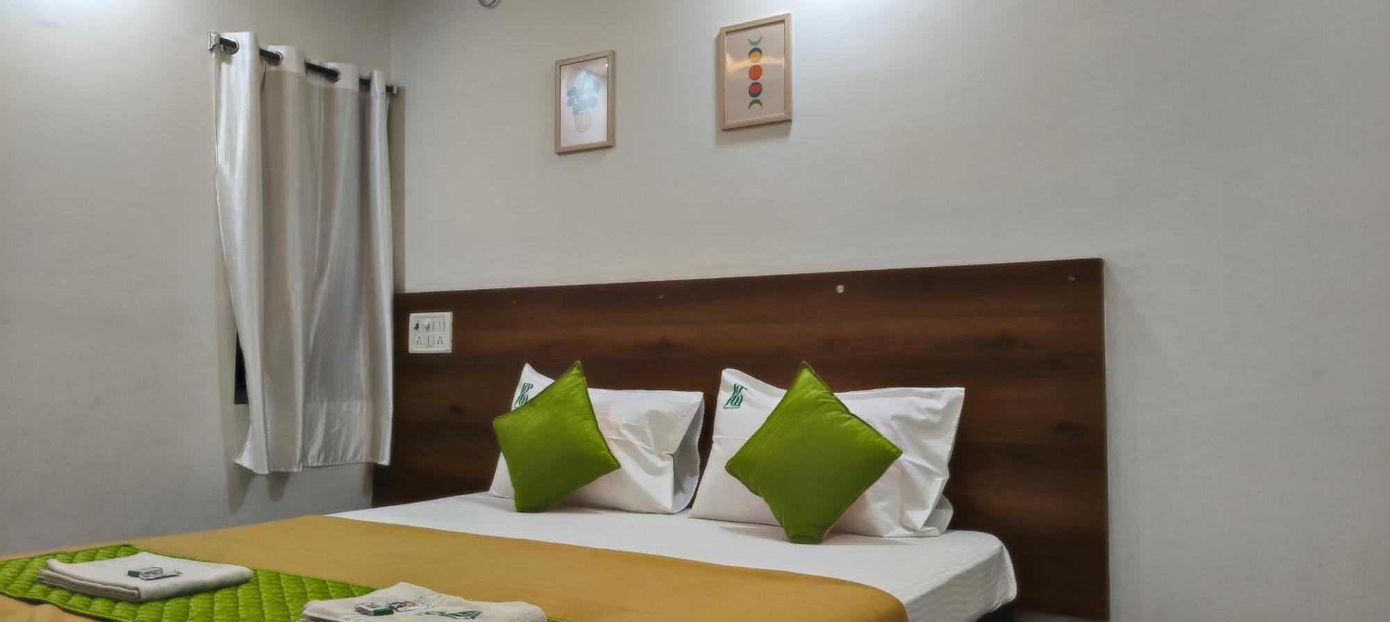 Deluxe Double Room (2 Adults + 1 Child)